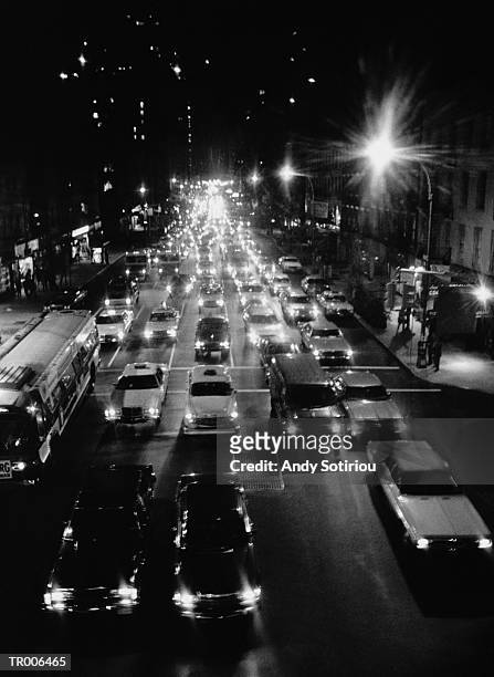 fifth avenue traffic in new york city - vehicle light stockfoto's en -beelden