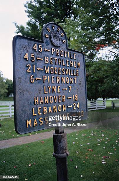 distance sign in new england - new u k naval aircraft carrier hms queen elizabeth arrives at its home dock fotografías e imágenes de stock