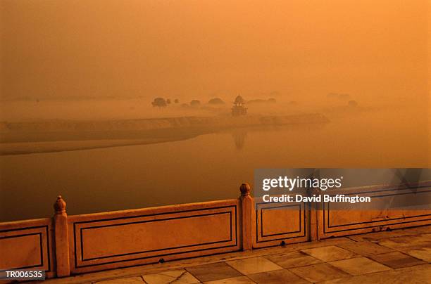 view from taj mahal over river - godsdienstige gebouwen stockfoto's en -beelden