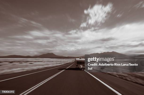 rv on arizona highway - colori manipolati foto e immagini stock