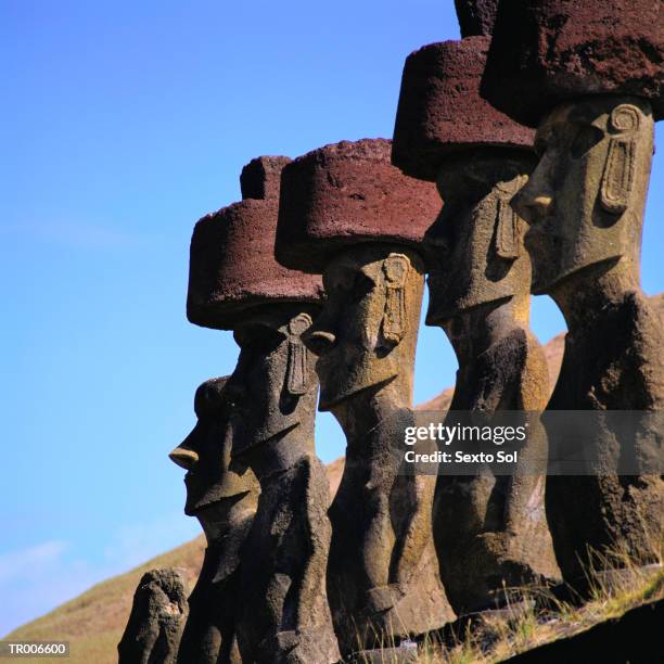 easter island stone statues - history of football preview screening by tv channel history and sky in munich stockfoto's en -beelden