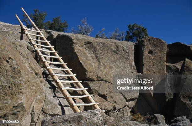 cliff dwelling - bandelier national monument stockfoto's en -beelden