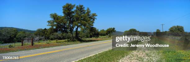 texas hill country road - the cinema society with lands end host a screening of open road films mothers day after party stockfoto's en -beelden