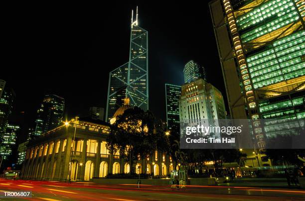 hong kong at night - fahrzeuglicht stock-fotos und bilder