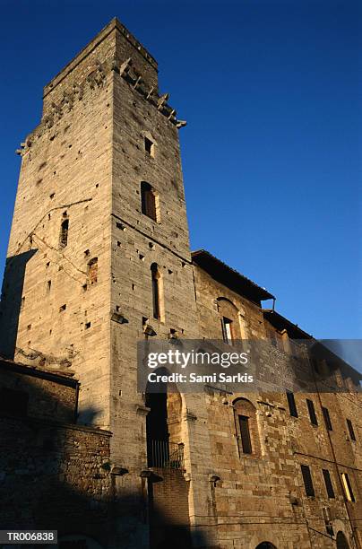 tower in san gimignano, italy - gimignano photos et images de collection