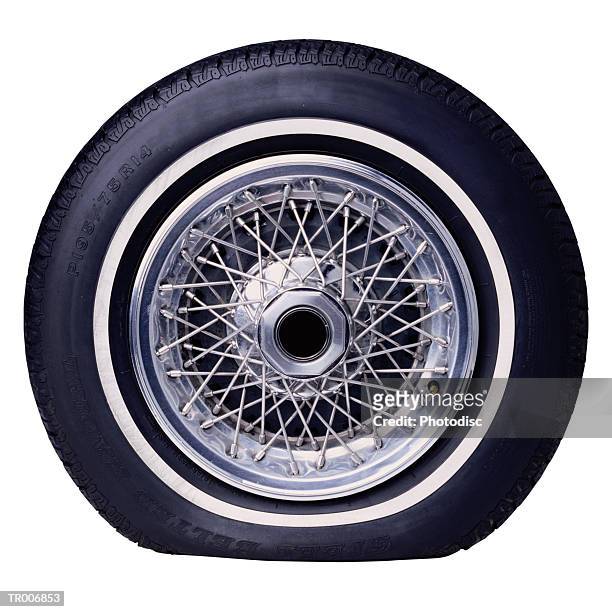 flat tire - flat stockfoto's en -beelden