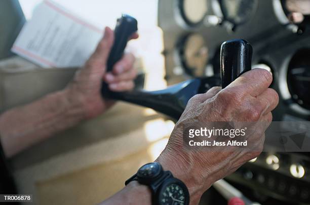 pilot's hands on control wheel - control photos et images de collection