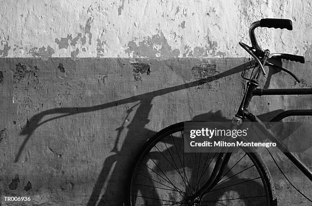 bicycle leaning against wall - ancine stockfoto's en -beelden