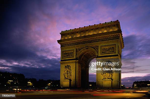 arc de triomphe in paris, france - na frente de - fotografias e filmes do acervo