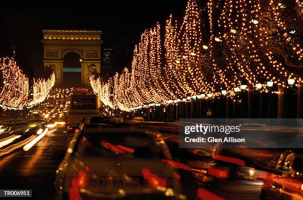 traffic and arc de triomphe in paris, france - em cima de imagens e fotografias de stock