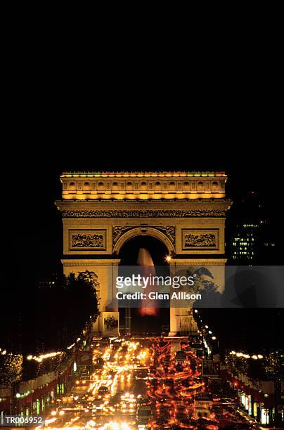 traffic under arc de triomphe in paris, france - french far right national front president marine le pen delivers a speech after the results of france regional elections stockfoto's en -beelden