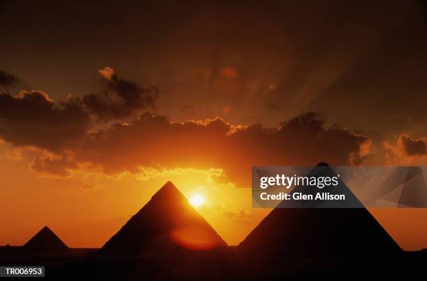 pyramids and sunset in cairo, egypt - godsdienstige gebouwen stockfoto's en -beelden