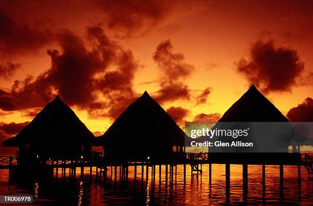hotel in moorea, french polynesia - gesellschaftsinseln stock-fotos und bilder