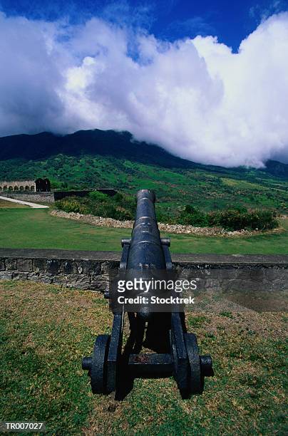 cannon at brimstone hill fortress - ceremony to mark the 72nd anniversary of the end of world war ii in paris stockfoto's en -beelden