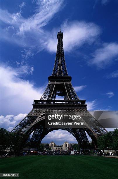 france, paris, eiffel tower, low angle view - french far right national front president marine le pen delivers a speech after the results of france regional elections stockfoto's en -beelden