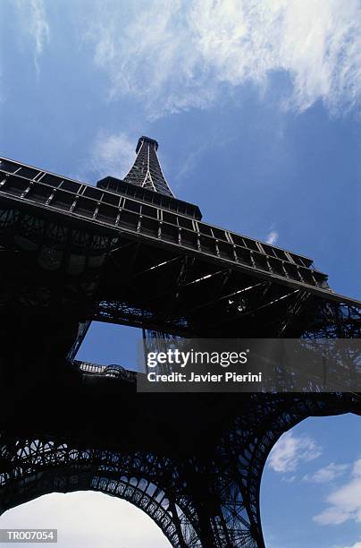 below the eiffel tower - french far right national front president marine le pen delivers a speech after the results of france regional elections stockfoto's en -beelden