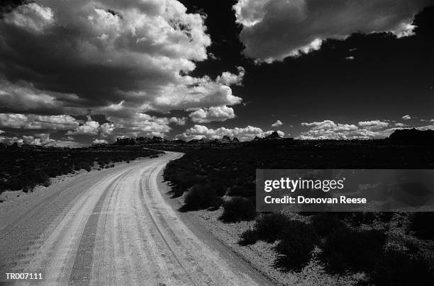 road through arches national park - reese stockfoto's en -beelden