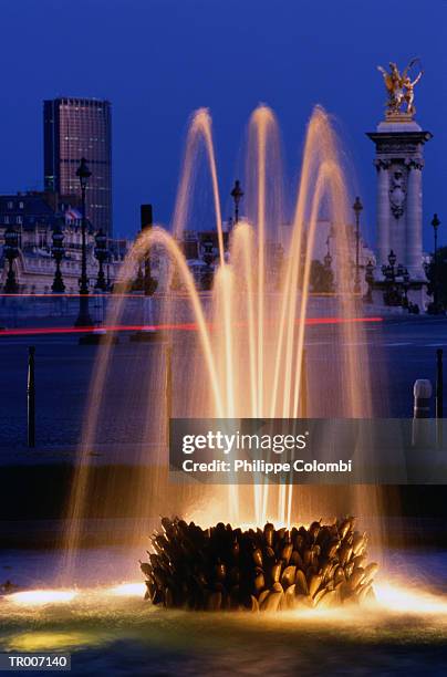 paris fountain at night - paris rive droite photos et images de collection
