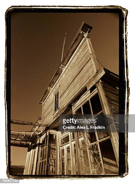 abandoned wood building, exterior (transfer image, toned b&w) - verwaltungsbezirk mono county stock-fotos und bilder