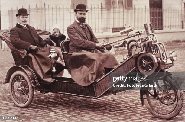 antique car - kleurcorrectie stockfoto's en -beelden