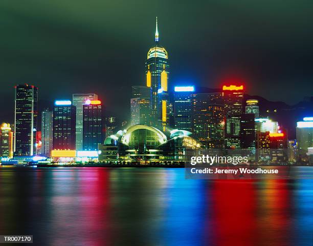 hong kong convention center at night - sudeste da china imagens e fotografias de stock