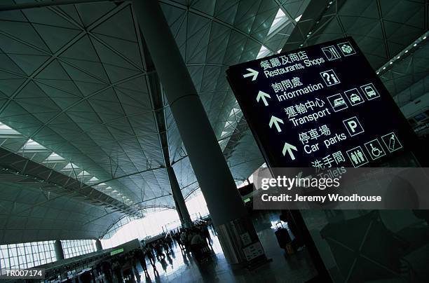 direction sign at hong kong airport - sudeste da china imagens e fotografias de stock