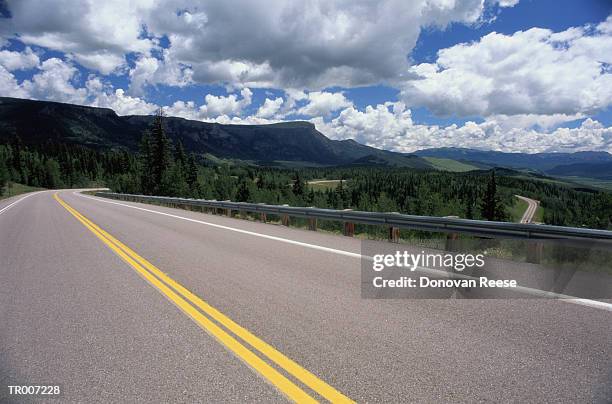 highway through colorado hills - reese stockfoto's en -beelden