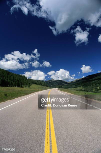 highway through colorado hills - reese stockfoto's en -beelden