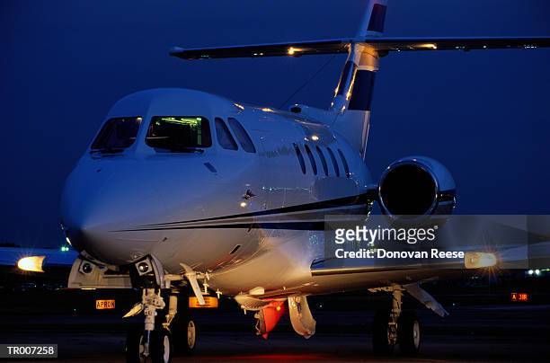 airplane on a runway at dusk - reese stockfoto's en -beelden