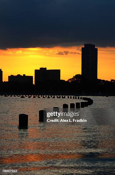 usa, illinois, chicago, lake michigan, sunset - sunset lake imagens e fotografias de stock