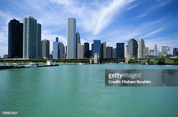 usa, illinois, chicago skyline and lake michigan - usa imagens e fotografias de stock