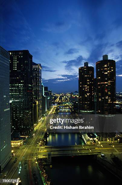 chicago river at night - wacker drive stock-fotos und bilder