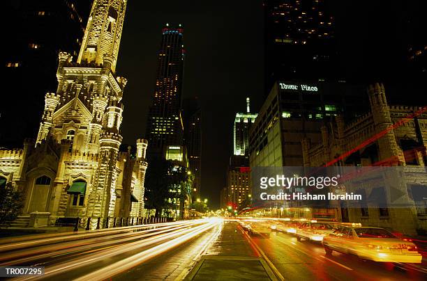 michigan avenue traffic in chicago - fahrzeuglicht stock-fotos und bilder