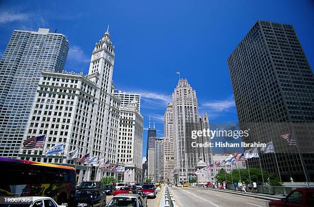 traffic on the michigan avenue bridge in chicago - bridge photos et images de collection