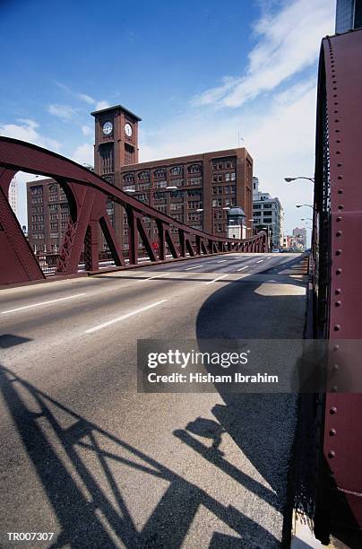 steel bridge in chicago - bridge photos et images de collection