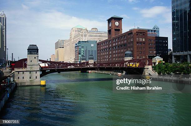 bridge across chicago river - bridge photos et images de collection