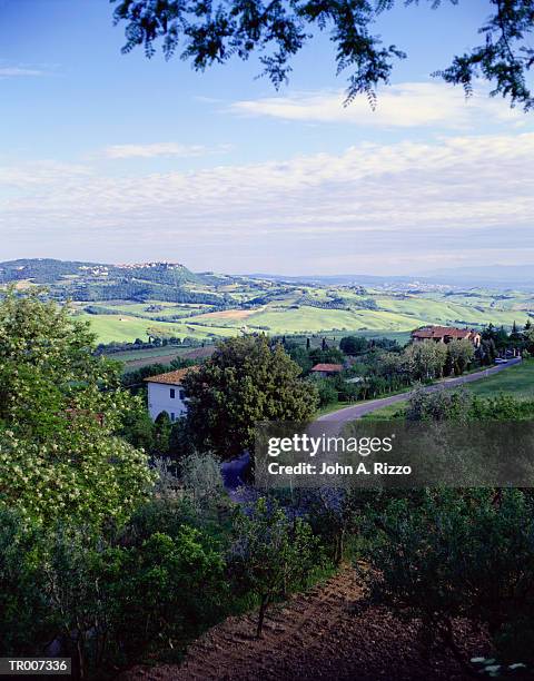 road near pienza, italy - the cinema society with lands end host a screening of open road films mothers day after party stockfoto's en -beelden