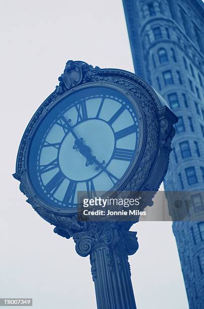 clock on fifth avenue - 6th annual ucp of nyc santa project party and auction benefiting united cerebral palsy of new york city stockfoto's en -beelden