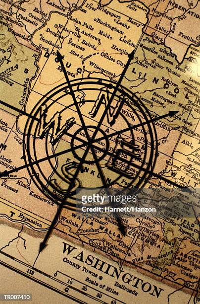 compass rose on a map of washington state - state stockfoto's en -beelden