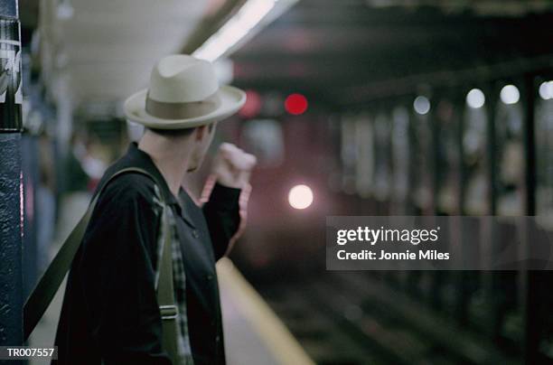 man waiting for the subway - only mid adult men imagens e fotografias de stock