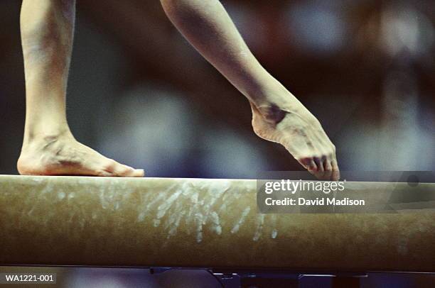 gymnast on beam, close-up of feet - adult gymnast feet stock-fotos und bilder