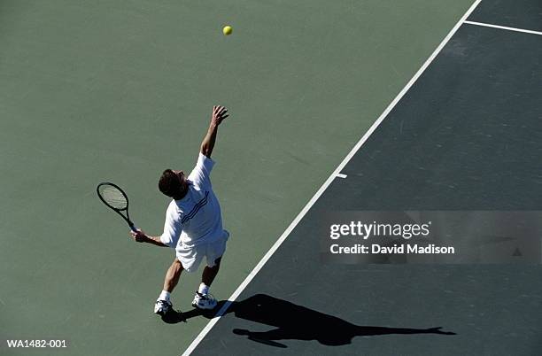 tennis player serving - tenista fotografías e imágenes de stock
