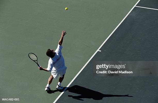 tennis player serving - tennis stockfoto's en -beelden