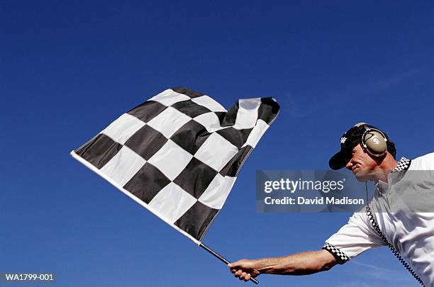 chequered flag - autorennen stock-fotos und bilder