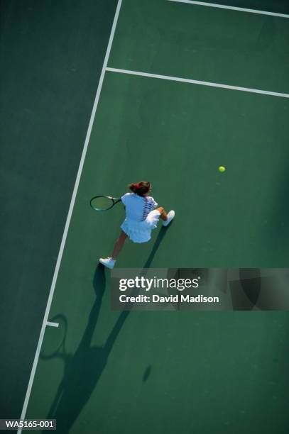 female tennis player with backhand return, elevated view - jogo tenis imagens e fotografias de stock