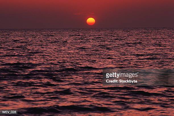 sun setting over ocean - ceremony to mark the 72nd anniversary of the end of world war ii in paris stockfoto's en -beelden