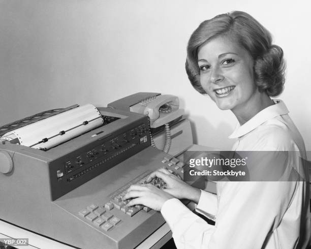 donna digitando - strumento per scrivere foto e immagini stock