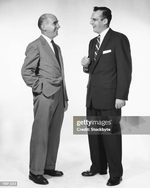 deux hommes parler et rire - seulement des hommes seniors photos et images de collection