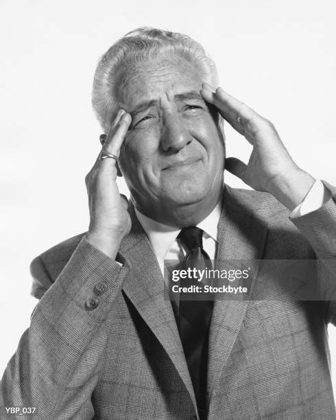 homme se frotter temples - seulement des hommes seniors photos et images de collection