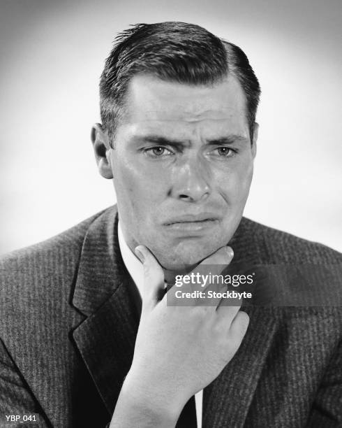 homme se frotter menton - seulement des hommes seniors photos et images de collection